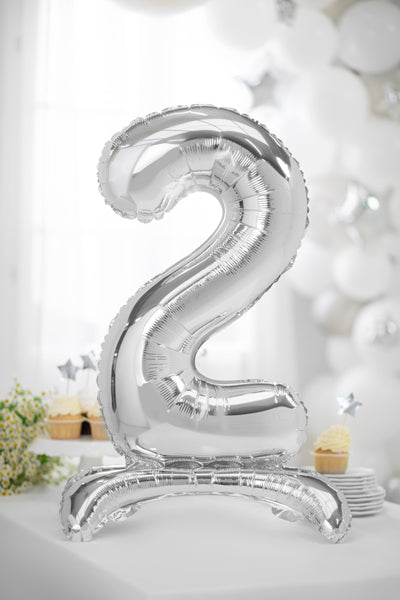 Staande folie ballon cijfer '2' zilver